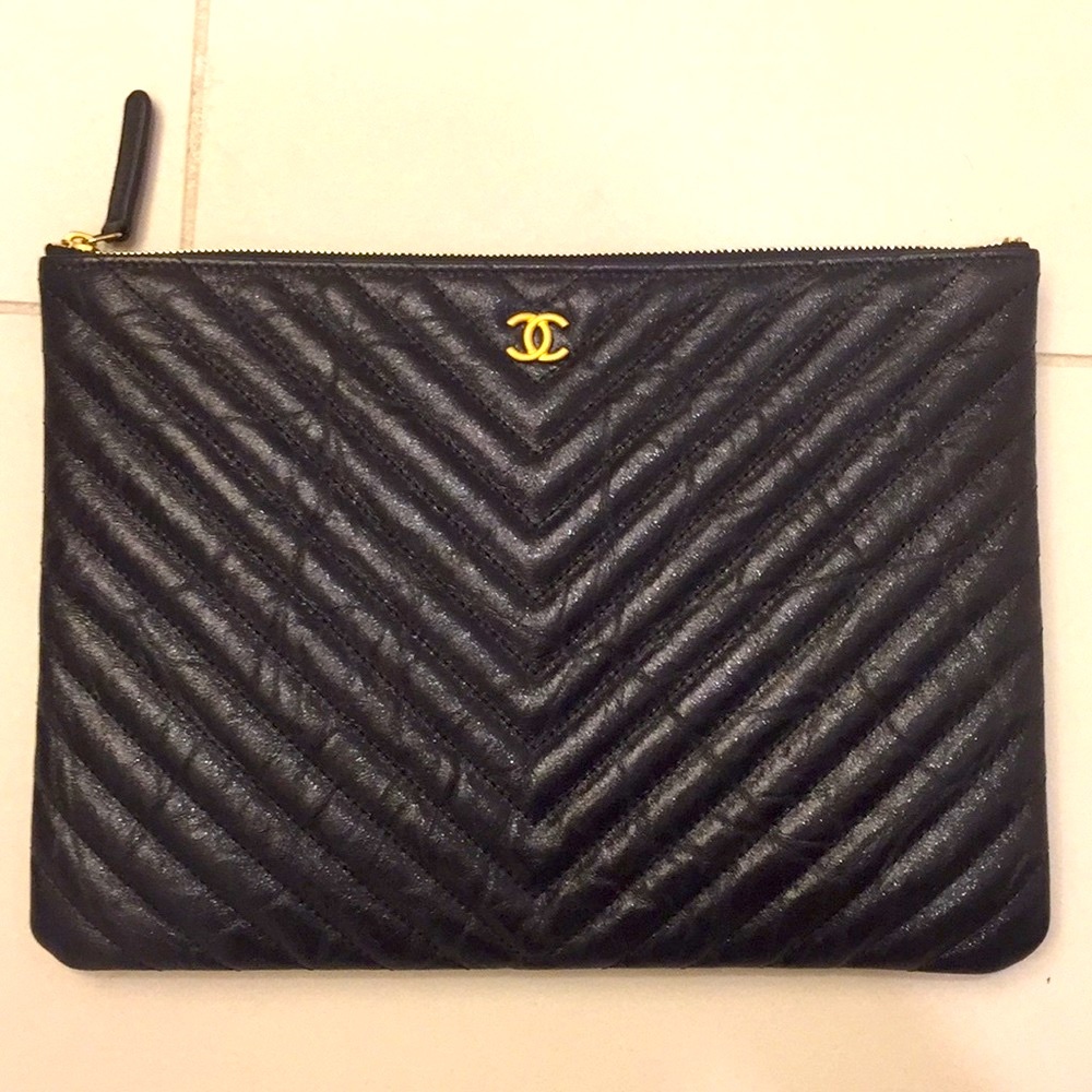 Chanel Chevron Medium O Case Black  Caviar Clutch( offsite 1650$)